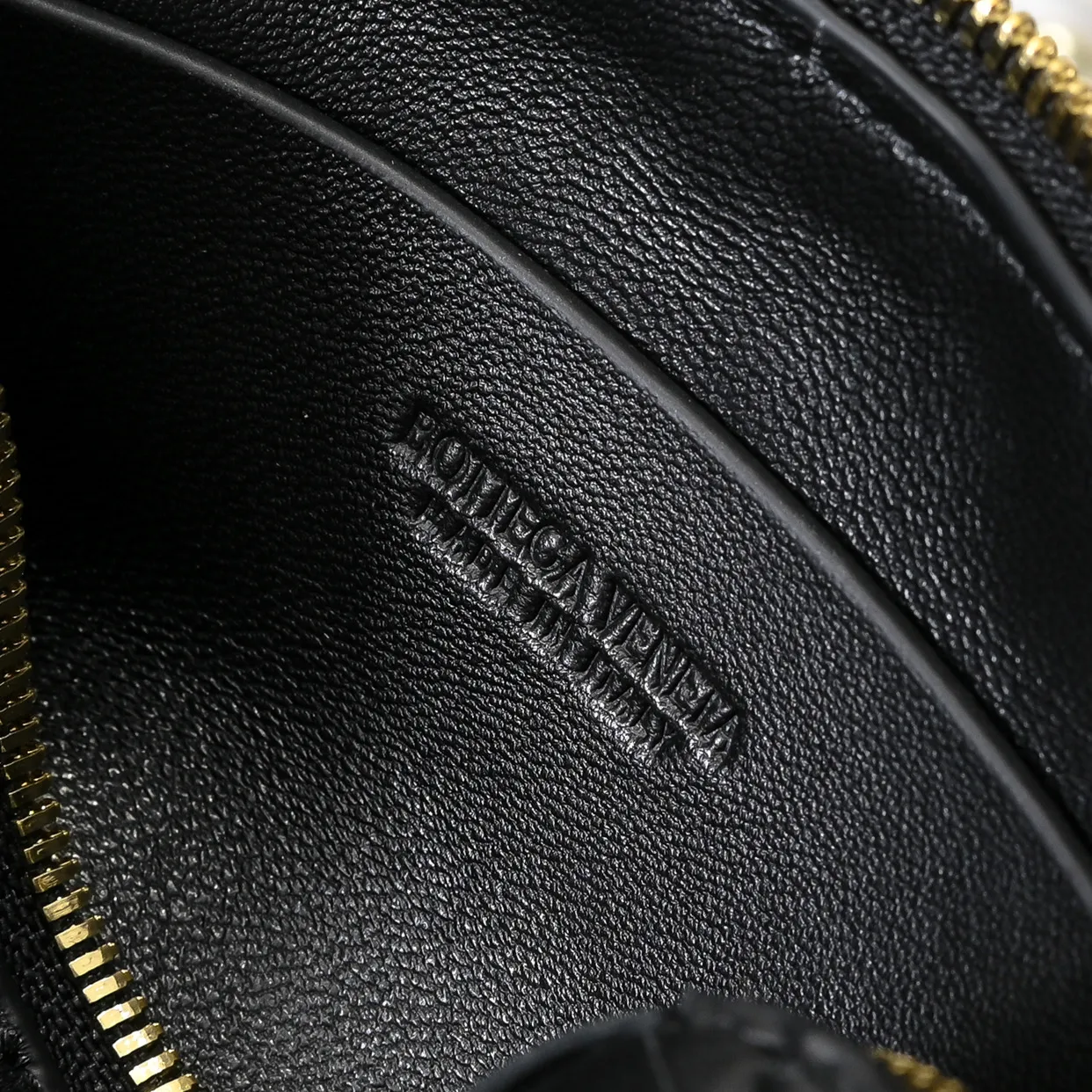 Batch 1260 #Bv The new Concert pouch is the most beautiful and practical mini bag I have ever seen 🎈 The bag body adopts the classic lntrecciato weaving process✅ It is equipped with a leather double-headed zipper, the opening is wide, easy to take and put, the shoulder strap knot can be slid to adjust the length freely, that is, 🉑️crossbody/underarm, and can be used as a clutch bag. Small body, large capacity, so practical! The key is that it is extremely versatile! Come and buy this small, exquisite, beautiful and versatile bag 👍 Model: 4258 Size: 18.5*11.5*8.5